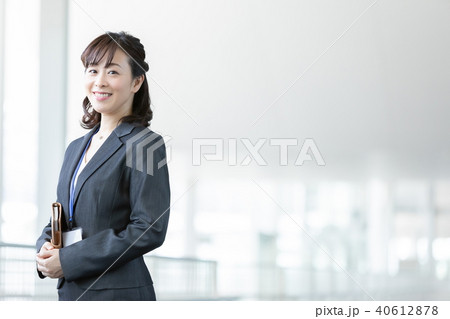 スーツ姿の女性 女性会社員 オフィスレディ Ol 中堅社員 幹部社員の写真素材
