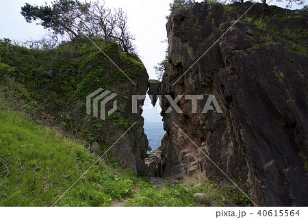 新潟県佐渡市の弁慶のはさみ岩 新潟県佐渡市の弁慶のはさみ岩 40615564
