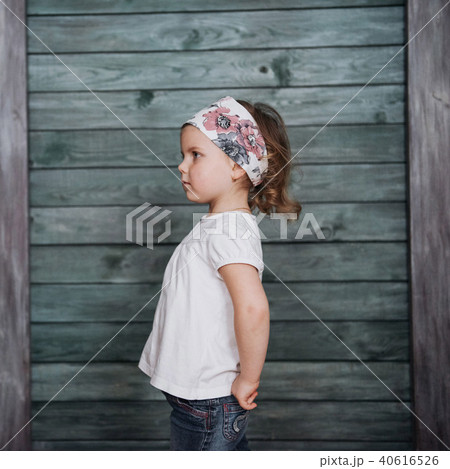 Stylish teenage girl leaning against a wall 40616526