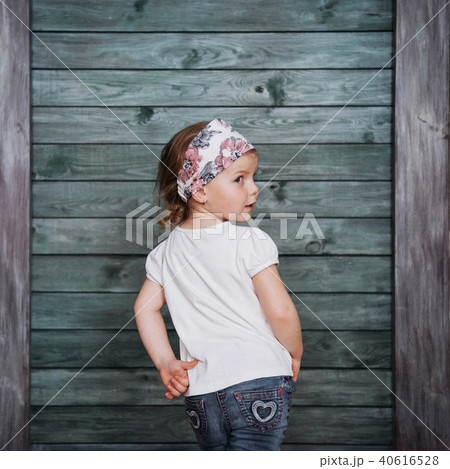 Stylish teenage girl leaning against a wall 40616528