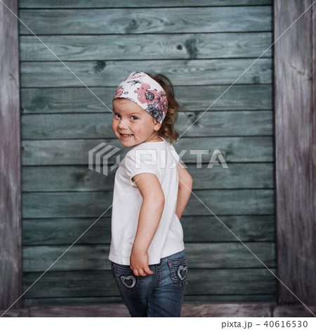 Stylish teenage girl leaning against a wall 40616530