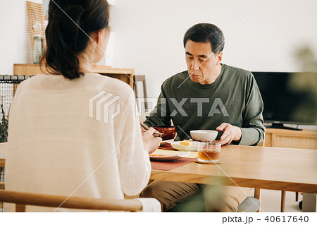 食事をする日本人ミドル夫婦 40617640