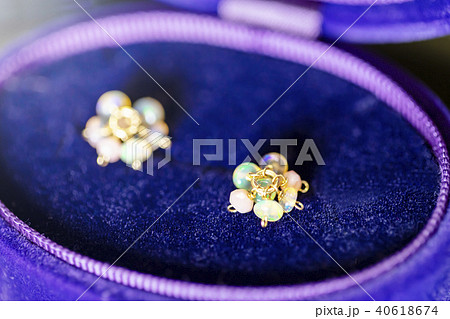 宝石箱に入ったオパールのチャーム 40618674