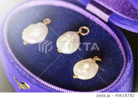 アクセサリーケースに入った淡水パールのチャーム 40618782