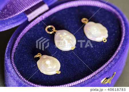 紫のジュエリーケースに入った淡水パールのチャーム3個 40618783