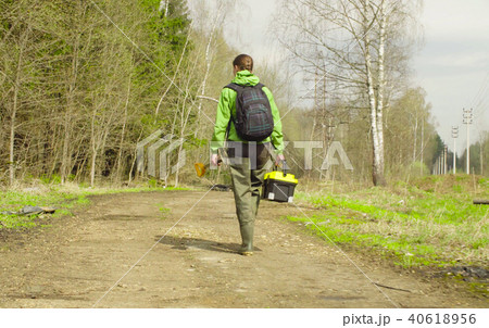 The ecologist going to the place of research. 40618956