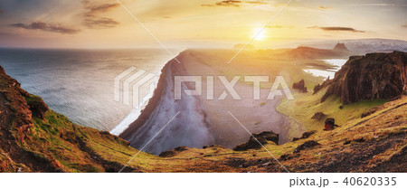 Landscape with ocean and Reynisfjall mount. Iceland 40620335