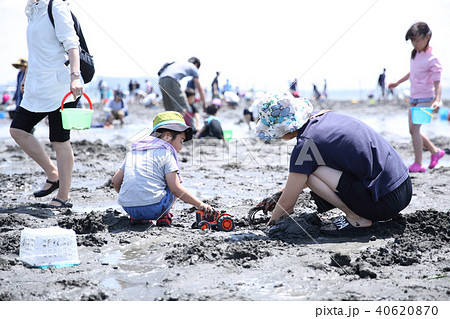 親子で潮干狩り 親子で潮干狩り 40620870