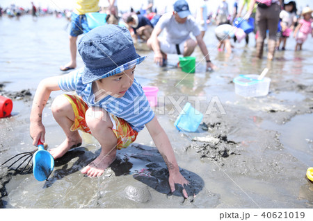 潮干狩りの楽しむ子供の写真素材