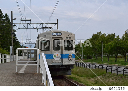 春の弘前郊外、弘南鉄道弘南線運動公園前駅 40621356