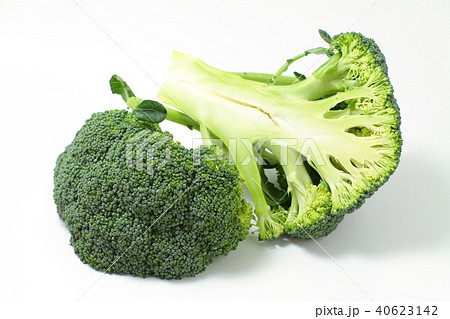 夏野菜、半分にカットしたブロッコリー二個 40623142