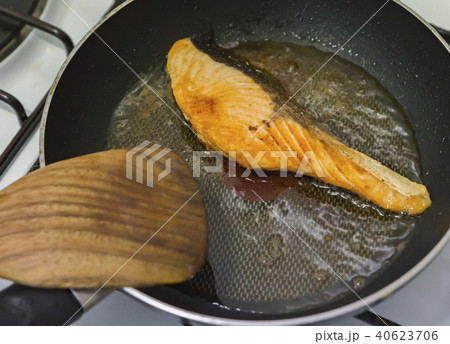 Frying Salmon in non stick pan 40623706