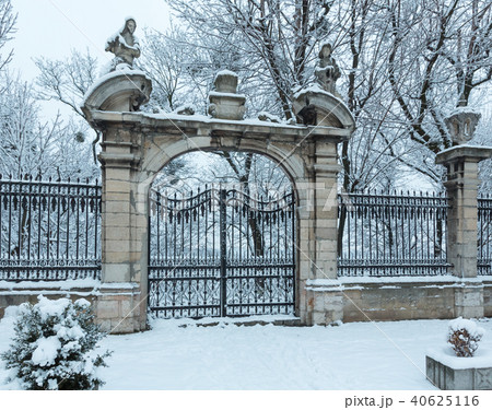 Early morning winter Cathedral courtyard 40625116