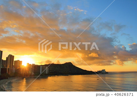 ダイアモンドヘッドから登る朝日 ダイアモンドヘッドから登る朝日 40626371