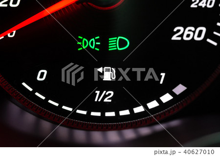 Vehicle fuel gauge showing full 40627010