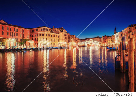 City landscape. Rialto Bridge in Venice, Italy 40627359