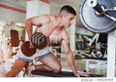 Beautiful man with big muscles, posing for the camera 40628499