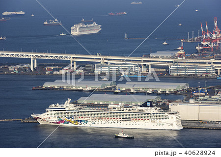 横浜港のノルウェージャンジュエルと出港したダイヤモンドプリンセスの写真素材