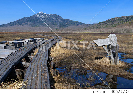 牛首分岐から見た春の燧ヶ岳 40629735