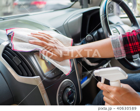 Hand cleaning interior car with microfiber cloth Hand cleaning interior car with microfiber cloth 40630589