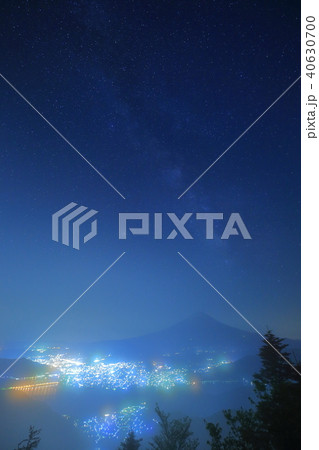 霧に霞む街灯りと富士山に架かる天の川 40630700