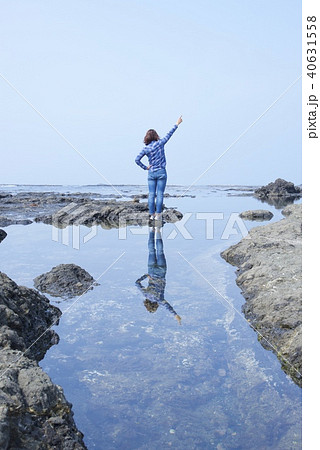 新潟県佐渡市の万畳敷と水面に映る女性(ゴールデンウィーク) 新潟県佐渡市の万畳敷と水面に映る女性(ゴールデンウィーク) 40631558