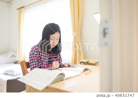 勉強する子ども 勉強する子ども 40631747