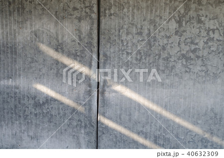 トタン板の扉 40632309