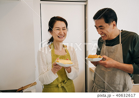 妻と一緒に料理を作る夫 ミドルシニア夫婦 妻と一緒に料理を作る夫 ミドルシニア夫婦 40632617