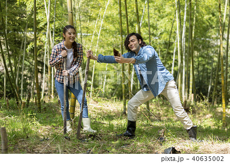 筍を掘るカップル 40635002
