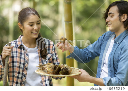 筍を掘るカップル 40635219
