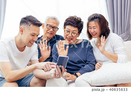 Asian family with adult kids and senior parents 40635633