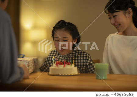女の子 ケーキの写真素材