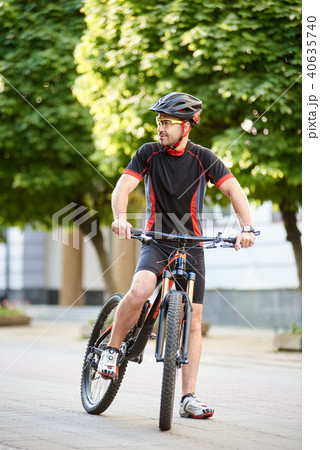 Male cyclist having break after race 40635740