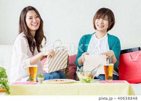 友人へのプレゼントを渡す女性 40638848