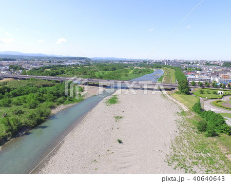 ドローンで上空から撮影した「多摩川の上流方面」(多摩川緑地福生南公園/東京都福生市南田園) ドローンで上空から撮影した「多摩川の上流方面」(多摩川緑地福生南公園/東京都福生市南田園) 40640643