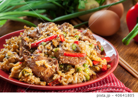 Fried rice with chicken and vegetables 40641805