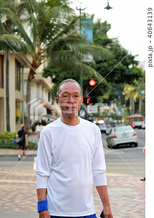 ワイキキを歩く日本人シニア 40643139
