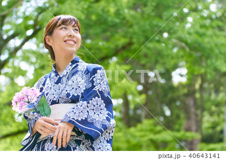 新緑の中微笑む浴衣の女性　紫陽花 40643141