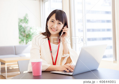 オフィスで仕事をする女性 40644001