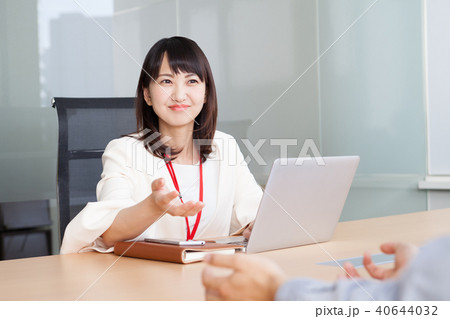 オフィスで仕事をする女性 40644032