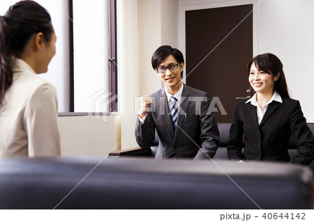 女性　ビジネス　打ち合わせ　会議　商談　取引　オフィス　若い女性　ビジネスマン　男性 40644142