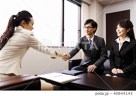女性　ビジネス　打ち合わせ　会議　商談　取引　オフィス　若い女性　ビジネスマン　男性 40644143