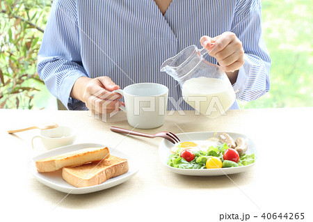 朝食を食べる女性 朝食を食べる女性 40644265