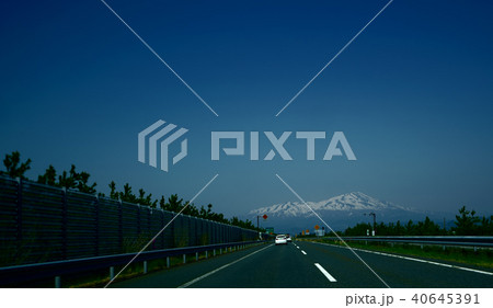 春の鳥海山と高速道路 春の鳥海山と高速道路 40645391