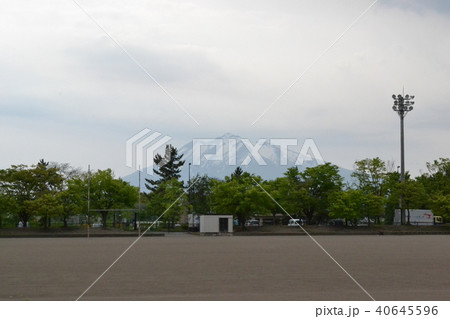 春の弘前運動公園から岩木山を望む 春の弘前運動公園から岩木山を望む 40645596