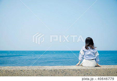 女性 夏 海の写真素材