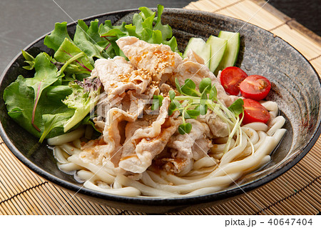 胡麻ダレ冷しゃぶのサラダうどん 40647404
