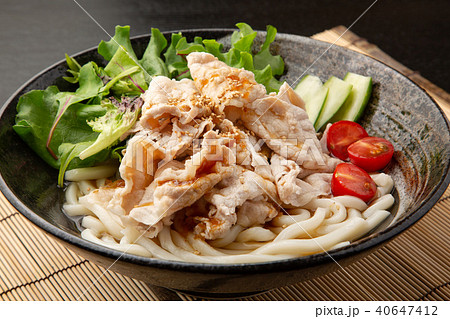 胡麻ダレ冷しゃぶのサラダうどん 40647412