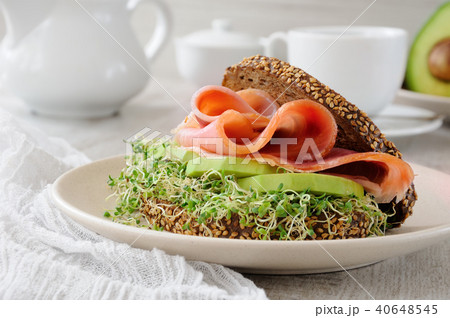 Sandwich with ham and avocado 40648545